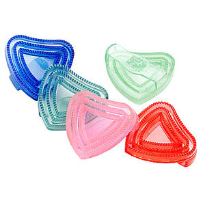 Mini-étrille en P.V.C. souple pailleté en forme de cœur pour panser votre poney avec amour.
