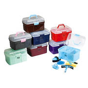 Petit coffre en P.V.C. avec couvercle transparent contenant tout le nécessaire du cavalier junior pour le pansage de son poney. Equipement : 1 tablette amovible, 1 brosse douce dos P.V.C., 1 étrille caoutchouc pailleté, 1 cure-pied P.V.C., 1 peigne P.V.C., 1 couteau de chaleur cintré P.V.C., 1 éponge, 1 étrille finlandaise. 