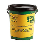 À base de vaseline et de véritable huile de laurier. Soigne et protège le sabot, prévient du dessèchement et du ramollissement. Assouplit et fortifie la corne. 