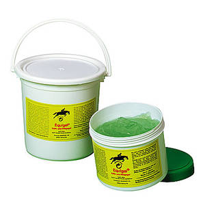 Ce produit, réalisé à l'aide du procédé SOFT-SLIDE-PLUS est un gel refroidissant et rafraîchissant pour les chevaux soumis à l'effort. 