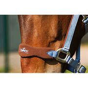 Doté des caractéristiques de la gamme nylon EQUI-THÈME, le modèle "Luxe" est équipé d'une muserolle et d'une têtière entièrement doublées polaire, pour davantage de confort et limiter les frottements. Forme originale "zigzag" avec broderies logos EQUI-THÈME contrastées. Les montants sont également doublés polaire en face interne. Double réglage de la têtière. 