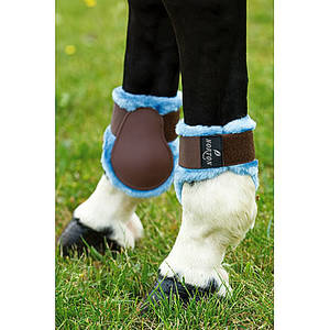Coquille extérieure en plastique moulé doublée d'une épaisse matelassure double couche en mouton synthétique, offrant protection et confort ultime. Fermeture par velcro double face avec rabat de sécurité. Assortis aux guêtres ouvertes NORTON "Confort".  
 
