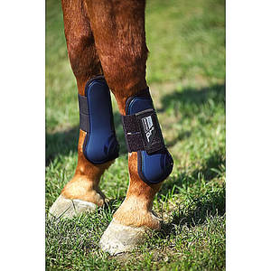 Protège tendons haute technologie avec zone souple formée par une découpe anatomique du haut de la coque pour une plus grande liberté de mouvements. Coque souple en plastique moulé doublé d'un épais néoprène avec bords arrondis recouvert de jersey. Deux larges velcros double face montés sur double épaisseur d'élastiques couplés d'un rabat garantissent une fermeture fiable sans point de pression. Protège boulets anatomiques assortis aux guêtres. Facile d'entretien et très confortable, cet ensemble est la réponse à vos attentes et à celles de votre monture. 