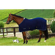 Pratique et polyvalente, cette chemise séchante et absorbante, en fibres polaires 100 % polyester anti-peluches, (280 g/m²) est équipée de sursangles croisées basses amovibles de part en part par boucles, d'une protection de garrot en mouton synthétique et d'une courroie de queue. Fermeture de poitrail réglable par boucle métallique mâle/femelle. Anneaux de sécurité en caoutchouc empêchant l'ouverture inopinée des boucles. Baluchon de transport. Coloris assortis aux bandes de repos et de polo JUMPTEC. 