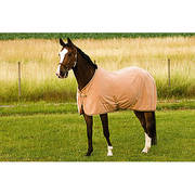 Pratique et polyvalente, cette chemise séchante et absorbante, en fibres polaires 100 % polyester anti-peluches, (280 g/m²) est équipée de sursangles croisées basses amovibles de part en part par boucles, d'une protection de garrot en mouton synthétique et d'une courroie de queue. Fermeture de poitrail réglable par boucle métallique mâle/femelle. Anneaux de sécurité en caoutchouc empêchant l'ouverture inopinée des boucles. Baluchon de transport. Coloris assortis aux bandes de repos et de polo JUMPTEC. 
