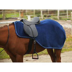 En fibres polaires anti-peluches absorbantes et séchantes, 100 % polyester (280 g/m²), avec découpe de selle. Fermeture par velcro au garrot et courroie de queue. Coupe réduite à l'avant pour favoriser le contact du bas de la jambe du cavalier et éviter les frottements.  
 
