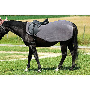 En fibres polaires anti-peluches absorbantes et séchantes, 100 % polyester (280 g/m²), avec découpe de selle. Fermeture par velcro au garrot et courroie de queue. Coupe réduite à l'avant pour favoriser le contact du bas de la jambe du cavalier et éviter les frottements.  
 
