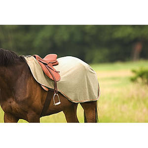 En fibres polaires anti-peluches absorbantes et séchantes, 100 % polyester (280 g/m²), avec découpe de selle. Fermeture par velcro au garrot et courroie de queue. Coupe réduite à l'avant pour favoriser le contact du bas de la jambe du cavalier et éviter les frottements.  
 
