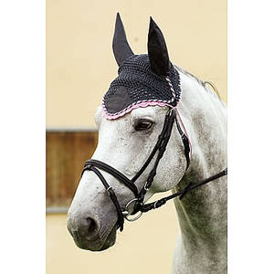 Très beau bonnet chasse-mouches en coton avec empiècement triangulaire à broder. Coton crocheté extensible entre les oreilles, pour le front et la cordelette. Coloris assortis aux chabraques EQUI-THÈME "Polyfil".
bordure : bleu patriote - tresse : cobalt/marine/argent -
