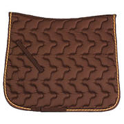 Tapis épais moelleux. Composition : 100 % coton surpiqué de vagues verticales successives. Lavable à 30°C. Matelassage bi-couche : • Côté cheval : polyfil 300 g/m² pour une bonne absorption de la transpiration de votre cheval. • Côté selle : mousse haute densité 15 mm pour empêcher la transpiration d'endommager votre selle. 