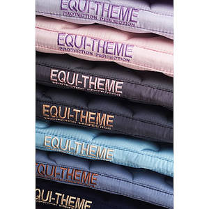Tapis épais moelleux. Composition : 100 % coton surpiqué de vagues verticales successives. Lavable à 30°C. Matelassage bi-couche : • Côté cheval : polyfil 300 g/m² pour une bonne absorption de la transpiration de votre cheval. • Côté selle : mousse haute densité 15 mm pour empêcher la transpiration d'endommager votre selle. 