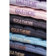 Tapis épais moelleux. Composition : 100 % coton surpiqué de vagues verticales successives. Lavable à 30°C. Matelassage bi-couche : • Côté cheval : polyfil 300 g/m² pour une bonne absorption de la transpiration de votre cheval. • Côté selle : mousse haute densité 15 mm pour empêcher la transpiration d'endommager votre selle. 