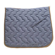 Tapis épais moelleux. Composition : 100 % coton surpiqué de vagues verticales successives. Lavable à 30°C. Matelassage bi-couche : • Côté cheval : polyfil 300 g/m² pour une bonne absorption de la transpiration de votre cheval. • Côté selle : mousse haute densité 15 mm pour empêcher la transpiration d'endommager votre selle. 