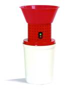 Moulin à grains 
Livré avec 4 grilles : 1,5 - 2,5 - 5 et 8 mm
Moteur 220 Volts - 0,75 HP
Bidon plastique de 21 litres
Production horaire : 15 - 35 - 80 et 115 kg selon la grille
Dimensions : 400 x 400 x 590 mm
Poids : 7,5 kg