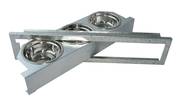 Mangeoire tournante équipée de 3 bols inox
Spécialement étudié pour les oiseaux exotiques, ces mangeoires peuvent s’adapter sur toutes vos volières et cages. 
Le système de plateau tournant vous permet de remplir les mangeoires sans ouvrir la cage.
Le plateau est équipé d'un verrou extérieur et d'un système qui empêche l'oiseau de retirer la mangeoire de son emplacement
Structure en acier galvanisée et bols en inox Ø 13,5 cm
Dimensions : 40x11,5x14 cm
