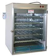 Couveuse en panneaux PVC pour une meilleure isolation
Fabrication avec cornières d’aluminium et porte vitrée en plexiglas
Equipé de 5 tiroirs d’incubation et 1 panier d’éclosion
Nouveau système de répartition de la chaleur à l’intérieur de la couveuse qui assure une meilleure répartition de la chaleur
Hygrométrie réglable grâce aux bacs dans le fond de la couveuse
Chauffage par résistance de 140 Watts et ventilateur qui assure une bonne diffusion de la chaleur
Thermostat électronique très précis
Thermomètre Digital avec sonde pour une lecture facile et précise
Retournement automatique des oeufs

Capacité : 
252 oeufs de poules ou canards
300 oeufs de faisans ou pintades
480 oeufs de cailles ou perdrix grises
144 oeufs d’oies ou dindes
438 oeufs de perdrix rouges

Puissance : 140 Watts - 220 Volts
Dimensions : 51 x 51 x 67 cm
Poids : 35 kg

Garantie 2 ans