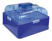 Couveuse en plastique résistant avec double paroi isolée en polystyrène
Couvercle transparent pour surveiller les oeufs
Livrée avec 8 séparateurs pour couver différents types d’oeufs
Hygrométrie réglable grâce aux bacs dans le fond de la couveuse
Chauffage par résistance de 140 Watts et ventilateur qui assure une bonne diffusion de la chaleur
Thermostat électronique très précis
Thermomètre dans la partie transparente
Retournement semi-automatique des oeufs de l’extérieur (automatique en option)

Capacité de la couveuse :
50 oeufs de poules ou canards
70 oeufs de faisans ou pintades
150 oeufs de cailles ou perdrix grises
20 oeufs d’oies ou dindes
100 oeufs de perdrix rouges

Puissance : 140 Watts - 220 Volts
Dimensions : 51 x 51 x 33 cm
Dimensions intérieures : 44 x 44 cm
Poids : 4.8 kg		

Garantie 2 ans