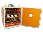 Couveuse en panneaux bois et cornières  aluminium équipée d’une porte avec hublot pour visualiser l’intérieur de la couveuse. Equipée de 4 tiroirs d’incubation (140 oeufs) et 1 panier d’éclosion (60 oeufs). Hygrométrie réglable grâce au bac à eau fourni. Chauffage par résistance de 200 Watts et ventilateur réglable qui assure une bonne répartition de la chaleur. Retournement automatique des oeufs

Contrôleur digital qui permet les fonctions suivantes :

- Lecture et programmation de la température
- Affichage en °C et °F
- Alarme de température
- Réglage de l’intensité de la ventilation
- Lecture de l’humidité dans la couveuse

En rajoutant l’option Humidificateur par ultrasons, vous pouvez contrôler et programmer l’humidité dans votre couveuse.

Capacité de la couveuse :
	
140 oeufsde poules ou canards en incubation + 60 en éclosion
160 oeufsde faisans ou pintades + 50 en éclosion
600 oeufsde cailles ou perdrix grises + 125 en éclosion
36 oeufsd’oies ou dindes + 12 en éclosion
Puissance : 200 W - 220 Volts
Dimensions : 52 x 60 x 62 cm - Poids : 33 kg
