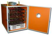 Couveuse en panneaux bois et cornières  aluminium équipée d’une porte avec hublot pour visualiser l’intérieur de la couveuse. 
Equipée de 4 tiroirs d’incubation (200 oeufs) et 1 panier d’éclosion (100 oeufs). 
Hygrométrie réglable grâce au bac à eau fourni. 
Chauffage par résistance de 200 Watts et ventilateur réglable qui assure une bonne répartition de la chaleur. 
Retournement automatique des oeufs

Contrôleur digital qui permet les fonctions suivantes :

- Lecture et programmation de la température
- Affichage en °C et °F
- Alarme de température
- Réglage de l’intensité de la ventilation
- Lecture de l’humidité dans la couveuse

En rajoutant l’option Humidificateur par ultrasons, vous pouvez contrôler et programmer l’humidité dans votre couveuse.

Capacité de la couveuse :
	
200 oeufs de poules ou canards en incubation + 100 en éclosion
240 oeufs de faisans ou pintades + 80 en éclosion
900 oeufs de cailles ou perdrix grises + 200 en éclosion
48 oeufs d’oies ou dindes + 21 en éclosion

Puissance : 250 W - 220 Volts
Dimensions : 52 x 77 x 62 cm - Poids : 40 kg
