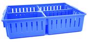 Caisse à poussins.
Bacs gerbables et emboitables
4 compartiments pour une capacité total de 100 poussins d'un jour, ajouré pour permettre une bonne ventilation pendant le transport. 
Couvercle disponible
Dimensions : 69 x 49 x 16 cm
Poids : 1,9 kg