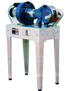 Plumeuse Professionnelle 7 Disques Acier
Plumeuse à sec, sans trempage. Elle permet de plumer les pigeons, faisans, perdreaux, cailles, pigeons, grives ainsi que les canards, oies, poulets et pintades.
Plumeuse équipée de 2 moteurs(un pour le plumage et un pour l'aspiration).
Les plumes, une fois extraites par les disques, sont aspirées et stockées dans le sac en jute. De cette façon, on obtient une plumaison parfaite avec un travail hygiénique.
Moteur Plumage 220 Volts / 0,5 CV
Puissance : 1,1 Kw
Moteur Aspiration : 1 CV
Dimensions de la plumeuse:72 x 40 x 112 cm
Poids de la plumeuse:71 Kg
Plumeuse livrée avec casque anti-bruit, sac en jute pour récupération des plumes et DVD de démonstration