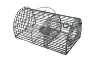 Nasse multiprise pour capturer les souris 
1 entrée

Utilisation :
-Ouvrez la trappe et posez l'appât au milieu de la cage
-Fermez la nasse et posez-la dans un endroit fréquenté par les souris ou les rats
-Vérifiez tous les jours, et une fois prises les souris peuvent être relachées par la trappe dans un autre endroit.

Nasse à souris : 23 x 14 x 10,5 cm