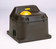 Pour 15 bovins : L X l X h (cm) : 66 x 64 x 56.
Poids : 20 kg pour 40 litres de volume.
En polyéthylène haute densité avec double paroi remplie de mousse polyuréthane qui procure une très grande isolation. 
Robinet à flotteur insensible à la corrosion. 
L’eau sous pression arrivant entre 3° et 10° remplace la quantité d’eau prélevée et maintient naturellement l’abreuvoir antigel. 
Efficacité garantie par le constructeur. 
Grande vidange par bouchon isotherme.
Aucune consommation d’énergie, l’antigel en hiver et une eau fraîche en été. 
Un nettoyage très facile par un simple démontage sans outil. 
A fixer sur socle béton. 