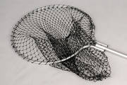 Epuisette télescopique 58 cm
Très légère (fabrication en aluminium), elle est équipée d'un manche télescopique allant de 1 m à 1m50.
Filet très solide en polyéthylène noué
Maille de 30 mm
Profondeur : environ 70 cm
Poids : 720 g