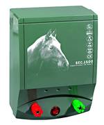 Electrificateur Secteur S1500 
Electrificateur petite puissance - Energie par impulsion : 1,3 Joules
Convient pour chiens, chats, poules, chevaux.
Destiné pour les petites installations
Boitier ABS anti-UV
Autocompensateur de pertes et contrôle visuel de l'état de la ligne.
Longueur Electrifiée : 15 kms - Tension : 50.000 V
Consommation : 4 W
Protégé par fusible 
Dimensions : 18 x 13 x 9 cm
Garantie 2 ans

