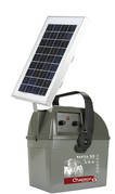 très grande puissance équipé d’un panneau solaire 25 W
Fonctionne sur batterie 12 V. 
Convient pour chevaux, ovins, bovins, porcins et cervidés. 
Fonctionne sur batterie 6/12 V - 
Boitier ABS anti-UV
Variateur de puissance- Régulateur intégré
Energie par impulsion : 4,5 Joules
Longueur électrifiée : 60 kms
Livré avec piquet de terre
