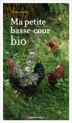 
À la campagne comme aux abords de la ville, il est possible de créer une basse-cour dans son jardin. Mais encore faut-il avoir toutes les connaissances indispensables pour ne pas faire d'erreurs, surtout si celle-ci est bio. Aussi, l'auteur vous confie dans cet ouvrage son expérience et vous donne toutes les clés pour bien débuter et conduire votre petit élevage bio de poules, d'oies, de canards, de dindes et de lapins : choix de la race, acclimatation des espèces, construction et aménagement du logement, alimentation, cohabitation avec les autres animaux
Quel que soit votre souhait - ramasser des oeufs frais, animer votre jardin, être débarrassé des limaces ou dispensé du passage de la tondeuse...., ce rêve est à portée de main !


Au sommaire : Quelques conseils avant de débuter... (La question du logement, Bien choisir ses animaux de basse-cour, Acclimater vos pensionnaires) - Les poules (Comment choisir vos poules, Quelques précautions indispensables, Poulaillers et enclos, La nourriture, clé d'une bonne santé, Des oeufs frais toute l'année) - Les oies (Comment choisir vos oies, Aménager leur logement, Acclimater les nouvelles venues, Le bon régime alimentaire, Bien conduire son élevage) - Les canards (Comment choisir vos canards, Petit abri, grand enclos et beau bassin, Le régime alimentaire, Élever des canetons) - Les dindes (Les différentes races, L'abri et l'enclos, Les joies de la cohabitation, Le bon régime, Un an dans la vie d'une dinde) - Les lapins (Quelle race choisir ?, Aménager le logement, Un régime alimentaire adapté, Les maladies et leurs remèdes, La reproduction et les lapereaux) - Pour en savoir plus

Ma petite basse-cour bio
87 Pages - 2009
P. Beucher


