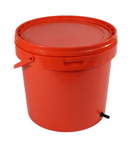 Seau 15 litres pour abreuvoirs automatiques
Réservoir en plastique de 15 litres avec sortie en plastique Ø 10 mm pour alimenter vos abreuvoirs automatiques.
Livré avec couvercle
Coloris orange - vert - violet - jaune - bleu selon arrivages

Hauteur : 31 cm
Diamètre : 24,5 cm