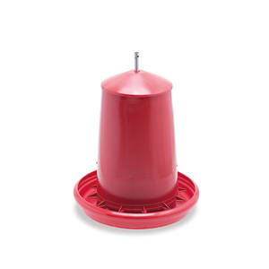 Trémie en plastique réglable avec couvercle et bordure anti-gaspillage 
Capacité 18 kg

Tige centrale métallique
Hauteur réglable grâce à la goupille
Mangeoire volailles fournie avec couvercle
L'espace entre le bord de l'assiette et le corprs de la trémie est réduit grâce au système anti-gaspillage
Mangeoire volailles à poser au sol ou à suspendre

Pour l'élevage bio, il faut prévoir 4 cm par poule sur les mangeoires circulaires : 

 - Trémie 18 kg : 1 mangeoire pour 34 poules

M 07 01 1010 : Trémie 18 kg
Dimensions : Ø 44 cm - Hauteur : 46 cm
