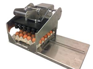 Machine à tamponner FARMLINE EGG30S

Sur ce modèle S, le chargement de l'avéoles est latéral (vous pouvez choisir à droite ou à gauche)

Cette machine à tamponner manuelle est très facile à utiliser et très efficace pour le marquage de vos oeufs
La machine à tamponner les oeufs fonctionne sans électricité.
Très bonne qualité de marquage, vos 30 oeufs sont tamponnés simultanément d'une simple pression sur la poignée, vous procurant ainsi un gaine de temps considérable.

Marquage des oeufs à l'encre alimentaire
Equipé d'un réservoir encreur, niveau d'encre visible
Fourni avec 2 bouteilles d'encre (50ml).

Marquage sur 3 lignes :
Ligne 1 : 3 caractères (exemple 1FR)
Ligne 2 : 8 caractères (exemple : Plein air)
Ligne 3 : 5 caractères (exemple : 07556)

Livré avec votre numéro d'élevage (livraison sous 8-10 jours)

Machine très robsute fabrication tout inox

Le tampon manuel sert uniquement à marquer le numéro d’élevage sur les oeufs

Attention : ce tampon ne date pas les oeufs
