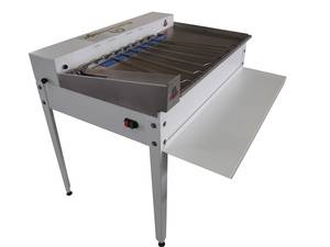 Calibreuse-Mireuse d'oeufs 2.200 Oeufs/h

La machine parfaite pour les petits élevages : calibrage de vos oeufs 

Alimentation en œufs de la Calibreuse sur 1 rang. 

7 zones de calibrage avec 6 balances mécaniques et contrepoids réglables :

 - de 45 g / 46 à 49 g / 51 à 54 g / 56 à 59 g / 61 à 64 g / 66 à 69 g / + de 71 g

Table de collecte et d’emballage des œufs en inox pour faciliter le nettoyage.

La taille de chaque section de calibrage est ajustable selon la quantité d’œufs à récolter pour chaque calibre.

Calibreuse avec support pour les plateaux et emballages.

Puissance de la Calibreuse : Moteur 230 volts, monophasé, 50 Hz, 0,18 Kw

Structure en acier peint, couleur blanche

Possibilité de rajouter sur la Calibreuse un système de marquage automatique

Dimensions de la Calibreuse : 1,12 x 1,10 m
Garantie 2 ans
