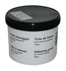 Pâte à tatouer noire - Boite de 600 g
Pâte à tatouer de qualité vétérinaire
S'applique au doigt
Bien masser la partie à tatouer avec la pâte