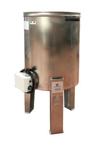 Bac de trempage inox 80L

Les bacs de trempage sont conçus pour le trempage des pigeons, poulets, pintades, dindes, oies et canards, 
Vous pouvez également en mettre plusieurs à la fois selon leur poids et leur taille.
Les bacs sont construits avec une attention particulière concernant la sécurité et à la fiabilité.

Remplir la cuve avec de l’eau chaude jusqu’au niveau indiqué à l’intérieur et allumer la résistance de chauffe
Important : ne jamais démarrer le bac de trempage sans eau

Tremper les volailles dans le bac à température contrôlée (max.60/70°C) après 20/25 secondes vérifiez que l’arrachage des plumes se fait facilement.

Caractéristiques techniques :

Production 240 têtes par heure,
Résistance de 2000 W – 220 V monophase,
Structure en acier inox AISI 304, 
Dimensions de la cuve :  diamètre 47cm - 95 hauteur cm, 
Poids : 19kg,
Garantie deux ans.


Caractéristiques de sécurité :

Interrupteur de sécurité avec voyant lumineux de branchement,
Voyant lumineux pour le fonctionnement de la résistance,
Conforme à la directive sur les machines 2006/42/CE et aux normes de sécurité,
Certification CE,
Câble électrique d’alimentation avec prise Schuko.
