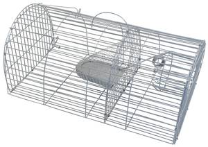 Nasse multiprise pour capturer les souris 
1 entrée

Utilisation :
-Ouvrez la trappe et posez l'appât au milieu de la cage
-Fermez la nasse et posez-la dans un endroit fréquenté par les souris ou les rats
-Vérifiez tous les jours, et une fois prises les souris peuvent être relachées par la trappe dans un autre endroit.

Nasse à souris : 23 x 14 x 10,5 cm