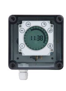 Programmateur pour portier électronique

Programmateur :
Les fonctions :
La minuterie M 15 02 2010 au quartz est  étanche à la poussière disponible. 
Elle devient nécessaire pour la commande du portier électronique et donc de la trappe à un temps programmé 

Quand, en juin dans l'hémisphère nord et en décembre dans l'hémisphère sud, la nuit tombe vers 22h30, vous pouvez, par exemple, utiliser la minuterie M 15 02 2010 pour fermer la trappe automatiquement à 22h00 (réglage d’usine) ou à l'heure de votre choix

La minuterie M 15 02 2010 peut alimenter jusqu'à 3 portiers. Le modèle M 15 02 2010 contient 2 piles du type . Peu avant leur usure totale, un signal s’affiche et invite à les remplacer. Pendant le remplacement des piles, tous les réglages sont sauvegardés.

Le programmateur fonctionne uniquement avec un boitier moteur sur piles, pas sur secteur

Les données techniques :
Dimensions (L/l/H) : 94 mm / 94 mm / 57 mm

Tension : continue 3 Volt
Piles : 2 du type AA (fournies)

Le contenu de la livraison :
 - Minuterie BS-D
 - Câble avec prises de branchement