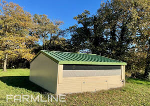 Poulailler fixe Farmline 30 m2

La qualité et la robustesse d'un bâtiment fabriqué en France au meilleur prix. (ATTENTION : Ces articles ne bénéficient pas du Franco de transport à 60.00€.
Votre commande génèrera une demande de devis, qui vous sera ensuite envoyée par mail pour validation)

Nous vous proposons un bâtiment d'une grande robustesse :

 - Fermes en tube thermolaqué 90 x 90 mm - Epaisseur : 4 mm
 - Plaques de renfort dans chaque angle
 - Panne K galvanisée en toiture
 - Panneau sandwich 40 mm en bardage (couleur beige - RAL 1015)
 - Panneau sandwich 40 mm en toiture (couleur verte - RAL 6011)

C'est le produit idéal pour vos élevages de poulets de chair, poules pondeuses, et autres types d'élevage.

Dimension : Largeur : 6 m - Longueur : 5 m
Hauteur sur les côtés : 1,80 m
Hauteur au faitage : 2,50 m
Toiture double-pente 25 %
Gouttières métalliques des 2 côtés du toit
Panneau d'origine CE
1 porte PVC 1,00 x 2,00 m (Dimensions passage : 90 x 199 (h) cm)

Le bâtiment est équipé de 2 trappes de sortie 0,50 x 2,00 m, 1 trappe de chaque côté, ce qui répond aux normes d'élevage.

Rideau d'aération type Louisiane actionné par treuil
Grillage plastique anti-oiseaux sur les entrées d'air

Le bâtiment est entièrement pré-découpé et, donc, très facile à assembler.

Nous pouvons vous proposer en option tout le matériel d'élevage intérieur : système d'abreuvement, d'alimentation, pondoir, chauffage...

Bâtiment 30m² / élevage plein air : 9 poules/m² soit 270 poules
Bâtiment 30m² / élevage Bio : 6 poules/m² soit 180 poules