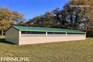 Poulailler fixe Farmline 90 m2

La qualité et la robustesse d'un bâtiment fabriqué en France au meilleur prix. (ATTENTION : Ces articles ne bénéficient pas du Franco de transport à 60.00€.
Votre commande génèrera une demande de devis, qui vous sera ensuite envoyée par mail pour validation)

Nous vous proposons un bâtiment déplaçable d'une grande robustesse :

- Fermes en tube thermolaqué 90 x 90 mm - Epaisseur : 4 mm
- Plaques de renfort dans chaque angle
- Panne K galvanisée en toiture
- Panneau sandwich 40 mm en bardage (couleur beige - RAL 1015)
- Panneau sandwich 40 mm en toiture (couleur verte - RAL 6011)

C'est le produit idéal pour vos élevages de poulets de chair, poules pondeuses, et autres types d'élevage.

Dimension : Largeur : 6 m - Longueur : 15 m
Hauteur sur les côtés : 1,67 m
Hauteur au faitage : 2,50 m
Toiture double-pente 25 %
Gouttières métalliques des 2 côtés du toit
Panneau d'origine CE
1 porte PVC 1,00 x 2,00 m (Dimensions passage : 90 x 199 (h) cm)

Le bâtiment est équipé de 6 trappes de sortie 0,50 x 2,00 m, 3 trappes de chaque côté, ce qui répond aux normes d'élevage.

Rideau d'aération type Louisiane actionné par treuil
Grillage plastique anti-oiseaux sur les entrées d'air

Le bâtiment est entièrement pré-découpé et, donc, très facile à assembler.

Nous pouvons vous proposer en option tout le matériel d'élevage intérieur : système d'abreuvement, d'alimentation, pondoir, chauffage...

Bâtiment 90m² / élevage plein air : 9 poules/m² soit 810 poules 
Bâtiment 90m² / élevage Bio : 6 poules/m² soit 540 poules


Le bâtiment est entièrement pré-découpé et, donc, très facile à assembler.