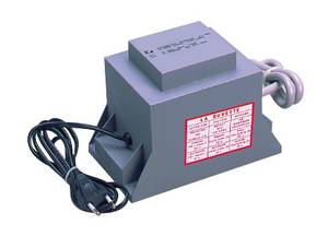 Transformateur 230/24 V blindé norme européenne EN 60.742 pour abreuvoirs antigel électriques. 

Modèle 100 VA. Convient pour 2 LAKCHO 50 W, ou 1 ISOBAC 100 W ou  1 kit antigel 80 W ou équivalent 100 W ou inférieur. - 

Conseil : 

Veillez à adapter la section du câble électrique à la puissance et à la longueur de votre installation (Voir abaque sur la notice de montage). 
Placez impérativement un fusible sur le secondaire 

Puissance électrique : 100 W

Tension électrique : 230 - 24 Volts
