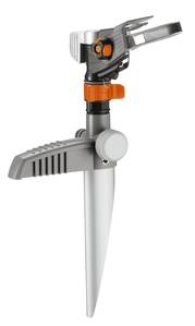 Arroseur canon sur pic Premium 12.5 mètres

L'arroseur-canon sur pic présente une conception en plastique robuste. 
Les bagues de réglage assemblées spécialement vous permettent d'ajuster facilement le secteur à arroser sur une plage de sélection fine allant de 25° à 360°. 
Le secteur sélectionné est bien visible depuis ces bagues de réglage à n'importe quel moment. 
Vous pouvez régler la portée au moyen du gros bouton rotatif facile à utiliser. 
Elle peut être réglée de 5 m à 12,5 m au maximum. L'arroseur peut arroser une surface comprise entre 75 m² et 490 m² maximum. 
Il est monté sur un pic en métal. Cela permet de fixer facilement l'arroseur-canon GARDENA dans la pelouse de manière sûre. 
Et il peut être tout aussi facilement retiré et placé ailleurs. L'arroseur est équipé d'un raccord GARDENA et d'un capuchon. 
Vous pouvez tout de suite l'utiliser dans votre jardin. Si vous voulez arroser une surface plus grande, connectez simplement plusieurs arroseurs à la suite. Pour un arrosage pratique de votre jardin.

    Surface d'arrosage : 75 à 490 m2
    Secteur d'arrosage 25°-360°
    Longueur d'arrosage en continu : 5 à 12,5 m
    Arroseur plastique avec balancier en métal et buse laiton haute précision
    Fixation par pic métallique dans le sol
    Possibilité de monter en série plusieurs arroseurs (avec un nez de robinet)