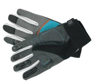 Gants de jardin pour gros travaux T.8

Avec les gants en cuir GARDENA, les outils sont bien en main. 
Le revêtement innovateur à l'intérieur des doigts garantit une prise antidérapante. 
Les coussinets absorbant les chocs sur la paume offre un excellent confort – aussi et spécialement lorsque l'impact des outils mécaniques ou motorisés doivent être réduits. 

Le pouce spécialement travaillé optimise le port et offre une plus longue durée de vie et une prise plus sûre. Spécialement si vous travaillez avec p.ex. une hache, un taille-haie ou des cisailles à tailler. 
Le gant entier est fabriqué avec un matériau spécial, perméable, qui évite de transpirer des mains. Si vous deviez commencer à transpirer en travaillant, l'essuie spécial intégré sur le pouce du gant est toujours prêt à l'emploi. 

La robuste manchette est ajustable au poignet et protège de la saleté et des blessures.